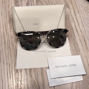 Michael kors sunglasses with case and cloth